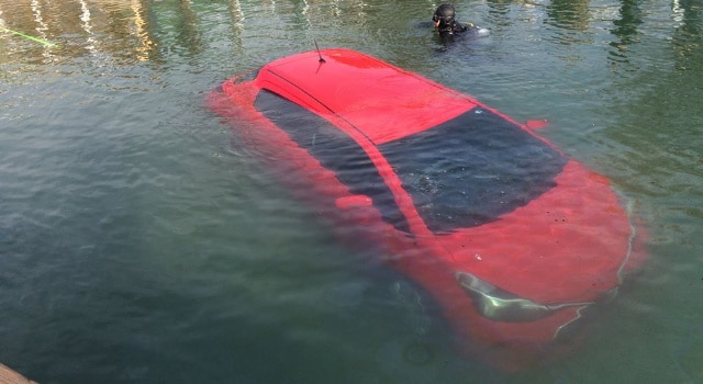 Elle confond une route et une rampe de bateaux sur son GPS et fonce droit dans l’eau