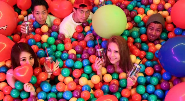 Une piscine à boules créée dans un bar d’Osaka