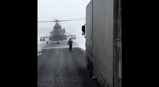 Un pilote d’hélicoptère se pose sur l’autoroute pour demander son chemin