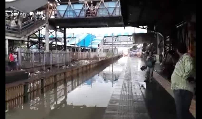Un train traverse une gare inondée en Inde et arrose tous les voyageurs sur le quai
