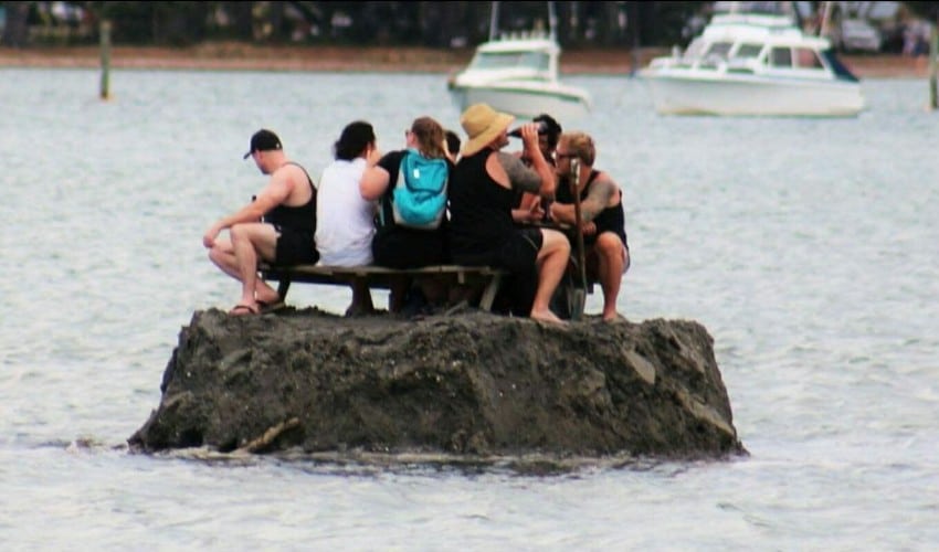 Ils créent une île pour échapper à une interdiction de boire de l’alcool sur la plage