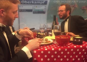 Ils mangent une raclette dans le métro parisien