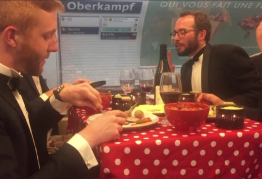 Ils mangent une raclette dans le métro parisien