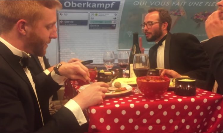 Ils mangent une raclette dans le métro parisien
