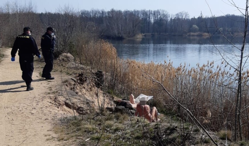 La police tchèque demande aux nudistes de bien porter un masque sur leur visage en pleine pandémie de Coronavirus